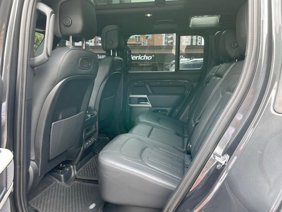 land rover defender (2)